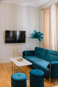 TV a/nebo společenská místnost v ubytování Mantzarou Suites by Corfu Collection