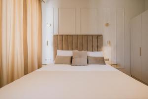 Postel nebo postele na pokoji v ubytování Mantzarou Suites by Corfu Collection