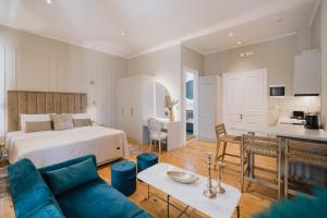 Postel nebo postele na pokoji v ubytování Mantzarou Suites by Corfu Collection