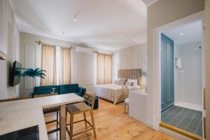 Postel nebo postele na pokoji v ubytování Mantzarou Suites by Corfu Collection