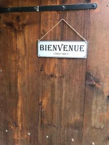 a sign on a wooden door that readslearne club works at La Tour charmant studio très bien situé in Tours-en-Savoie
