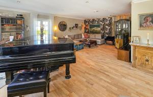 Χώρος καθιστικού στο 5 Bedroom Beautiful Home In Porsgrunn