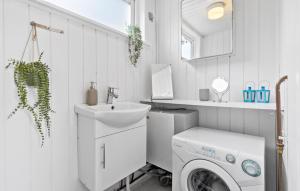 uma casa de banho branca com uma máquina de lavar roupa e um lavatório em Cozy Home In Ebeltoft With Kitchen em Ebeltoft