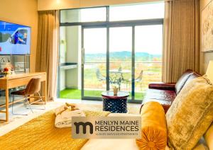 比勒陀利亚Menlyn Maine Residences - Napoli with king sized bed的带床和大窗户的客厅