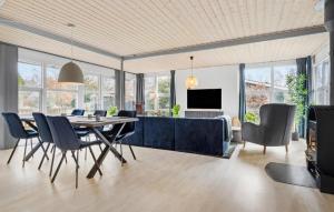 comedor y sala de estar con mesa y sillas en 3 Bedroom Gorgeous Home In Frvang, en Fårvang