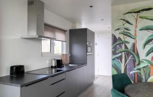 Dapur atau dapur kecil di Lovely Home In Oosterwolde With Wifi