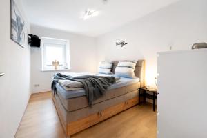 sypialnia z łóżkiem i oknem w obiekcie Fewo Traumschleife Nohen w mieście Nohen