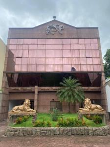 Un edificio con due statue di leoni davanti di Megara a Rio de Janeiro
