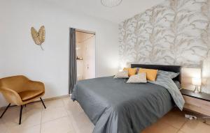 Ένα ή περισσότερα κρεβάτια σε δωμάτιο στο Nice Home In Linxe With Kitchen