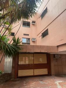 un edificio con dos puertas de garaje delante de él en Megara en Río de Janeiro