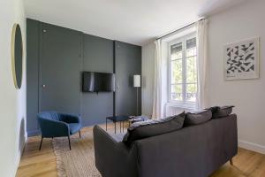 - un salon avec un canapé et une table dans l'établissement Hamac Suites - Le Bayard - 2 Bedrooms - Lyon 2, à Lyon