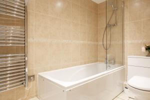 y baño con bañera y aseo. en Charming retreat in Bradford, en Bradford