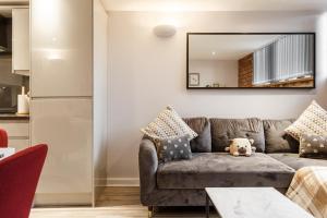 Una sala de estar con un sofá y un espejo. en Charming retreat in Bradford, en Bradford
