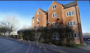 a brick building on a street next to a road at A Delightful Retreat in Oxford in Oxford