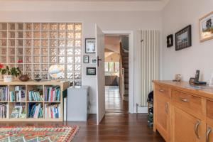 una sala de estar con una estantería con libros en GuestReady - Magic Lantern House - Close to Beach, en Brighton & Hove