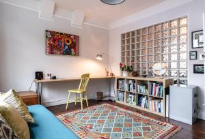 a living room with a desk and a book shelf at GuestReady - Magic Lantern House - Close to Beach in Brighton & Hove