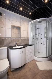 een badkamer met een douche, een toilet en een wastafel bij Delightful Family Home in Blackpool in Blackpool