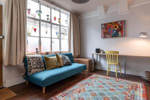 sala de estar con sofá azul y mesa en GuestReady - Magic Lantern House - Close to Beach, en Brighton & Hove