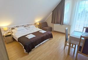 Posteľ alebo postele v izbe v ubytovaní Enci Apartman