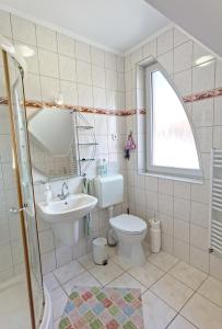 Kúpeľňa v ubytovaní Enci Apartman