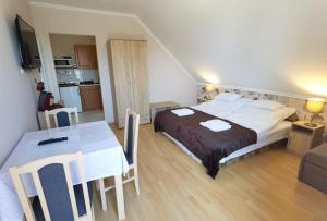 Posteľ alebo postele v izbe v ubytovaní Enci Apartman
