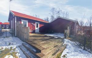 Byggingin sem sumarhúsið er í