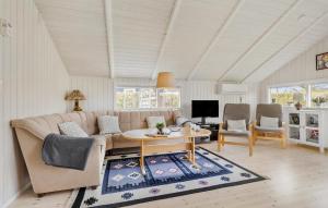 een woonkamer met een bank en een tafel bij 2 Bedroom Lovely Home In Otterup in Otterup