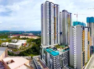 z góry widok na miasto z wysokimi budynkami w obiekcie Mesahill Studio 2 Fullbed by DKAY in Nilai w mieście Nilai