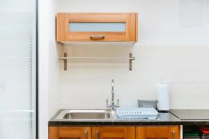 Η κουζίνα ή μικρή κουζίνα στο Light and airy with parking nearby