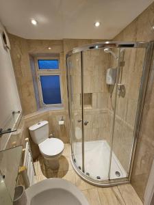 W łazience znajduje się prysznic, toaleta i umywalka. w obiekcie Light and airy annexe with Parking w mieście Bath