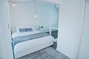 um pequeno quarto com uma cama e uma porta de vidro em Luxury retreat in Shirley North em Elmers End