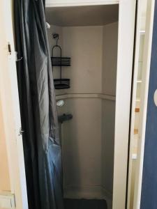 Ванна кімната в Mobil-home avec grand jardin