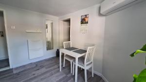 Апартамент Уют في Razgrad: طاولة بيضاء صغيرة وكراسي في غرفة