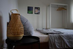 Un dormitorio con una cama y una mesa con un jarrón. en Ferienwohnung Aribo, en Seeon-Seebruck