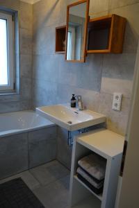 y baño con lavabo y bañera. en Ferienwohnung Aribo, en Seeon-Seebruck