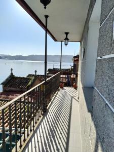 - Balcón con vistas al agua en Casa Freitas, en Combarro