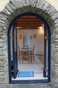 un arco que da a un patio con mesa y sillas en Ballyroe Accommodation en Leap