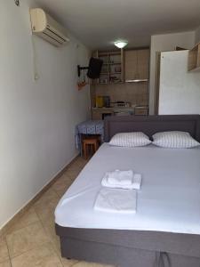 ein Schlafzimmer mit einem Bett mit zwei Handtüchern darauf in der Unterkunft Apartments Iva in Kotor