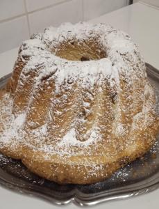 un gâteau de bundt recouvert de sucre en poudre sur une pan dans l'établissement Au Domaine de PY, à Le Valtin