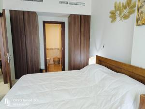 En eller flere senger på et rom på Reva Residence Luxurious 2 BHK