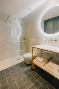 Koupelna v ubytování Mantzarou Suites by Corfu Collection