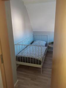 a small bedroom with a bed in a room at City Ferienhaus in Neheim in Arnsberg