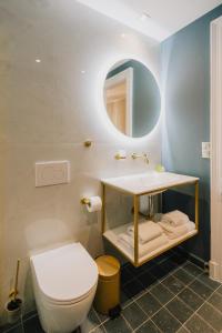 Koupelna v ubytování Mantzarou Suites by Corfu Collection