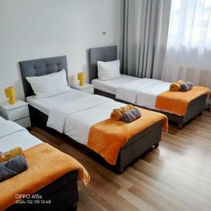 Katil atau katil-katil dalam bilik di Hotel Miodowy