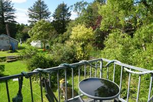 een spiegel op een balkon met een tuin bij Ballyroe Accommodation in Leap