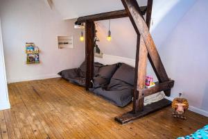 - un lit dans l'angle de la chambre dans l'établissement Maison de maître - Les Marizys, à Vouziers