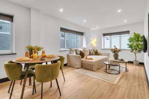 uma sala de estar com uma mesa e um sofá em homely - North London Luxury Apartments Finchley em Finchley