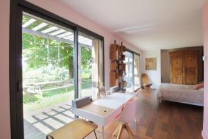 Zimmer mit einem Schreibtisch, einem Bett und einem Fenster in der Unterkunft Family villa with swimming pool in Aiguebelette-Le-Lac in Aiguebelette-le-Lac