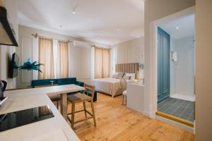 Postel nebo postele na pokoji v ubytování Mantzarou Suites by Corfu Collection