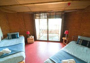 Pokój z 2 łóżkami i dużym oknem w obiekcie OvalMountainLodge - Vacation STAY 34543v w mieście Hakuba